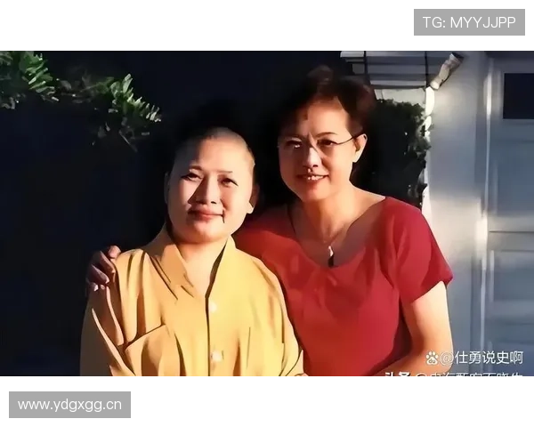 李娜场下那一抹笑，跟赛场上冰冷判若两人，真是让人好奇背后故事啊