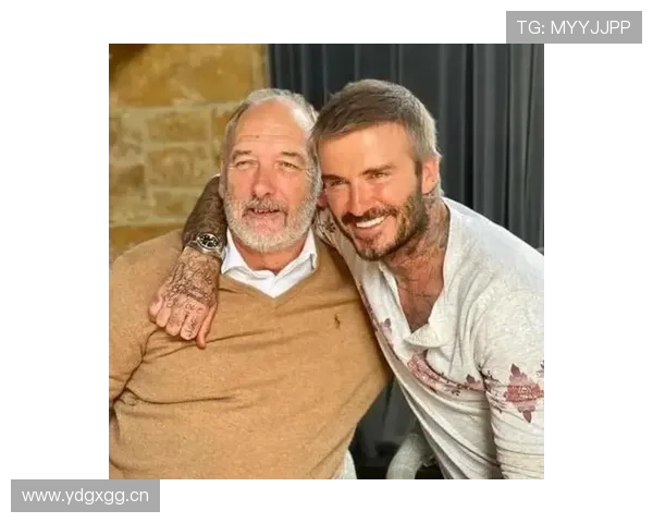 贝克汉姆的厨房里同时出现足球奖杯和名牌鞋盒，笑着哭了